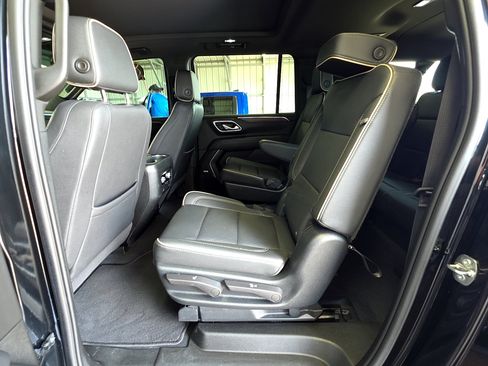 Used 2023 GMC Yukon XL SLT w/ SLT Premium Package image 23