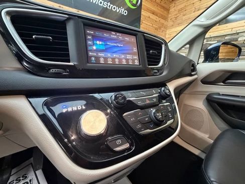 Used 2018 Chrysler Pacifica Touring-L FWD image 22