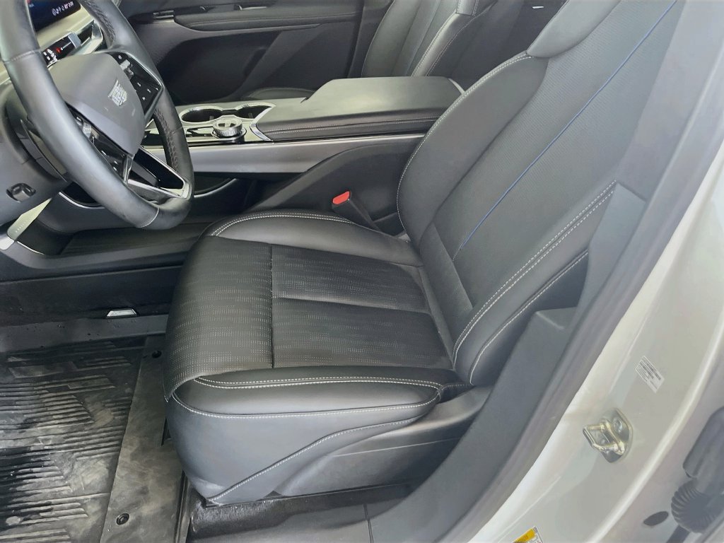 Used 2025 Cadillac Lyriq Luxury w/ LPO, Floor Liner Package AWD/4WD image 19