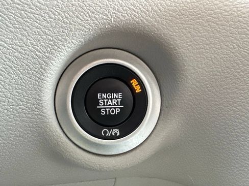Used 2023 Chrysler Pacifica Touring-L FWD image 26