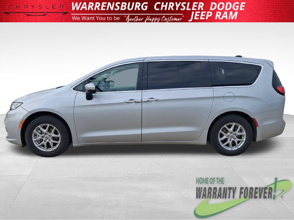 Used 2023 Chrysler Pacifica Touring-L FWD image 7