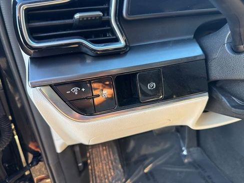 Used 2025 Kia Sportage EX image 15