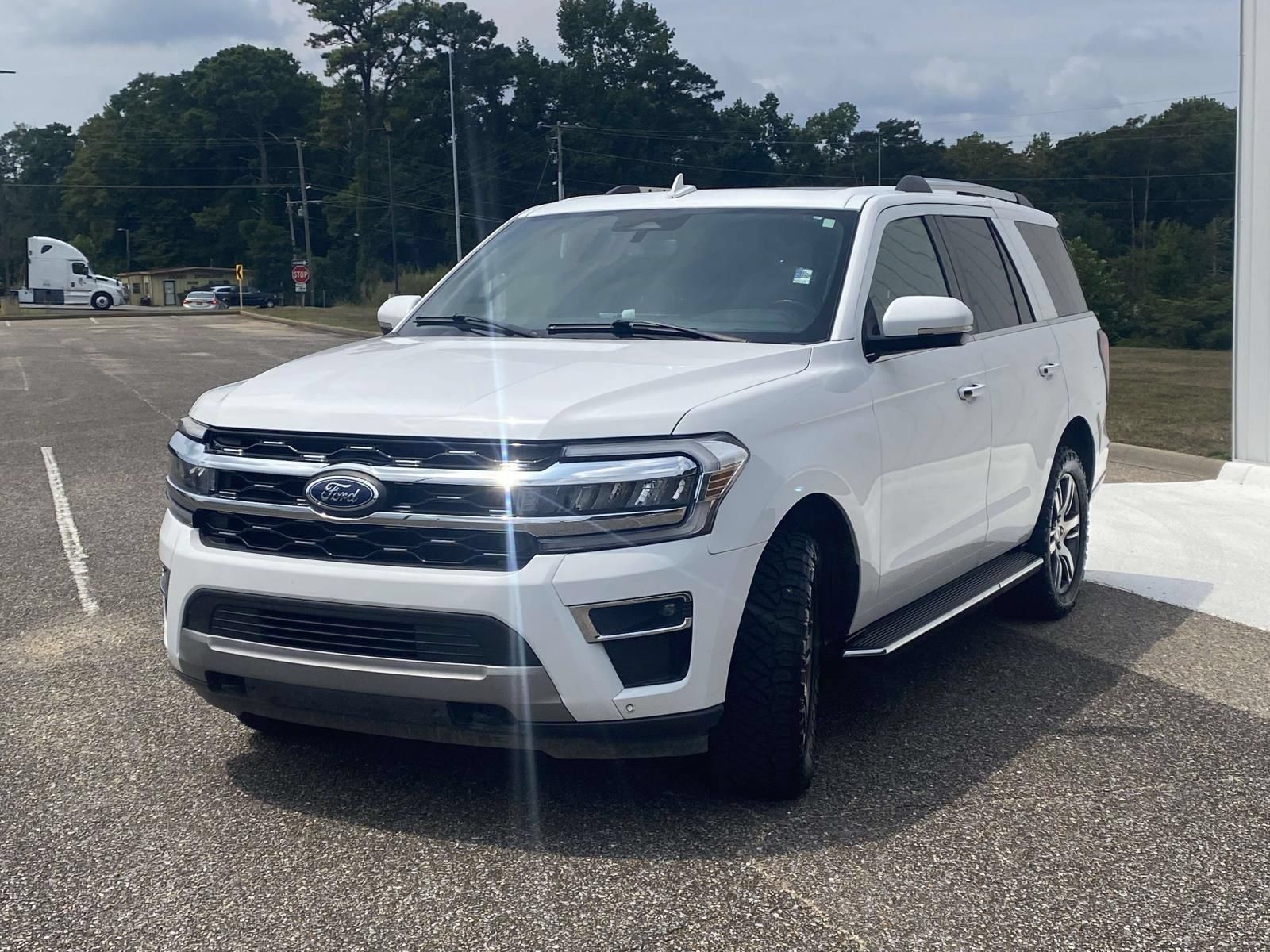 Used 2022 Ford Expedition Limited AWD/4WD image 3