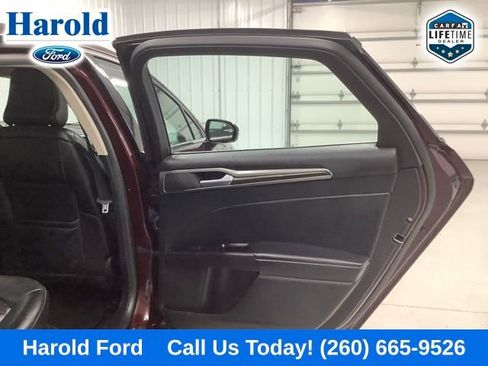 Used 2017 Ford Fusion SE w/ Fusion SE Technology Package image 9