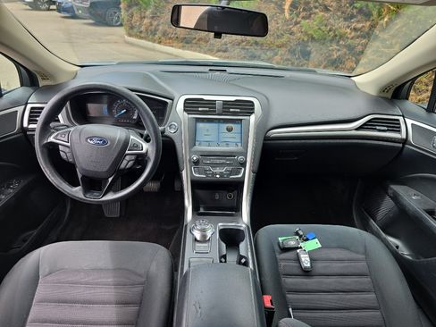 Used 2018 Ford Fusion SE w/ Fusion SE Technology Package FWD image 11
