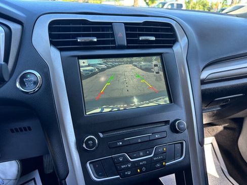 Used 2018 Ford Fusion SE FWD image 18