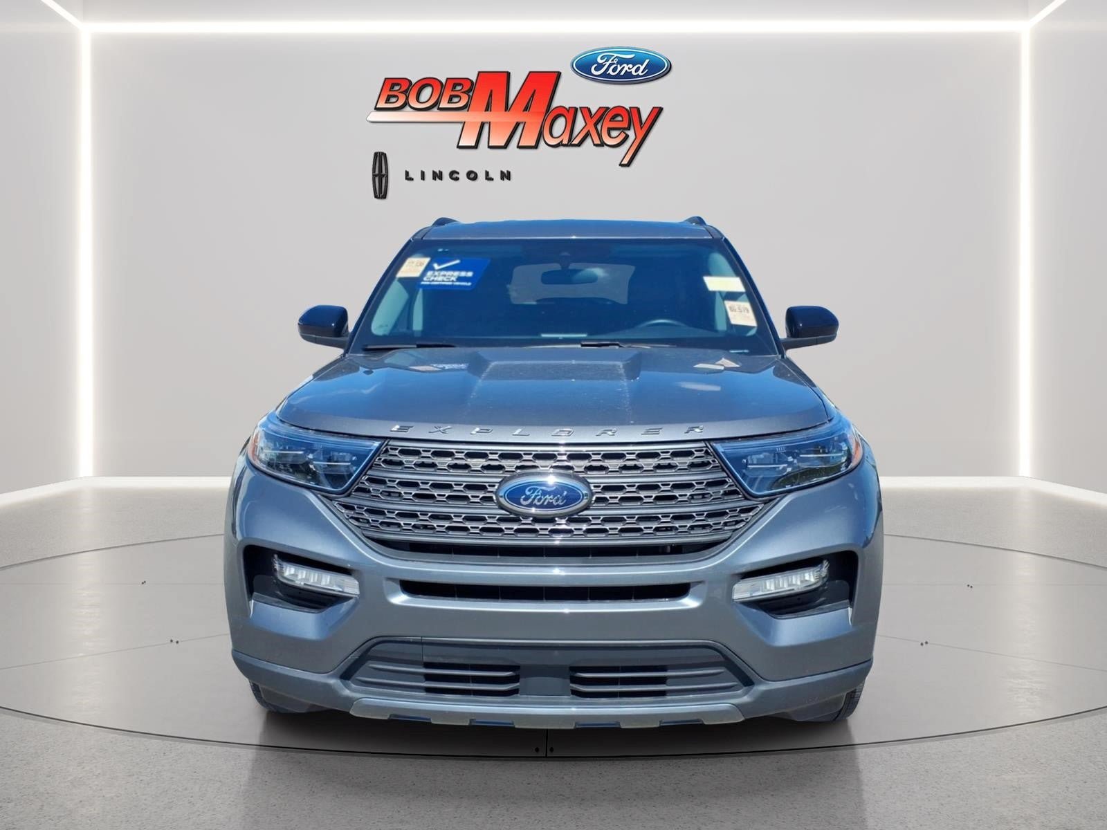 Used 2024 Ford Explorer XLT w/ Equipment Group 202A AWD/4WD image 2