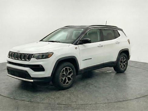 Used 2025 Jeep Compass Trailhawk AWD/4WD image 3