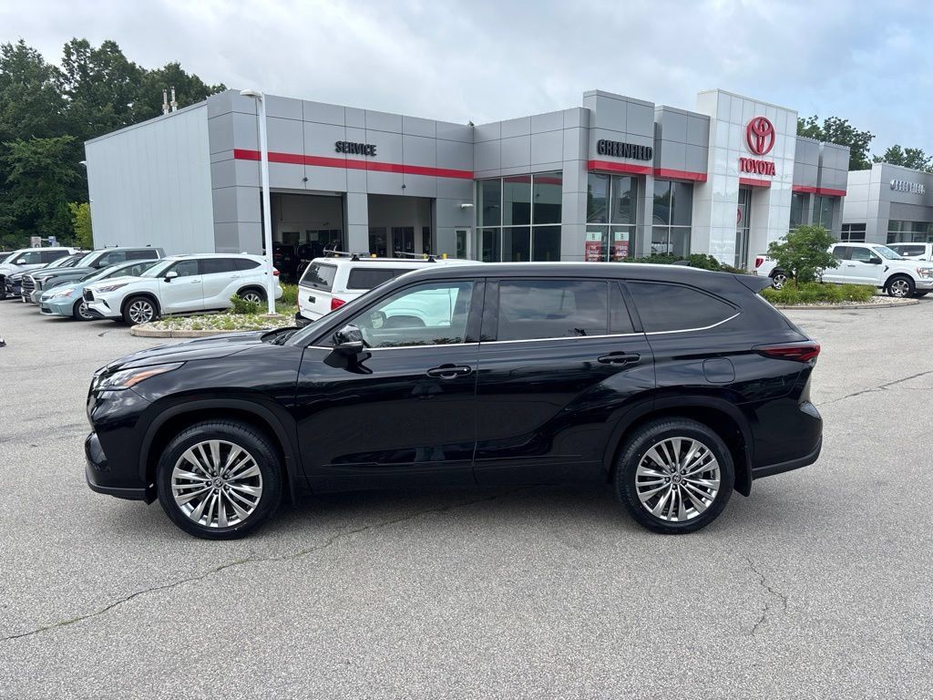 Used 2024 Toyota Highlander Platinum AWD/4WD image 4