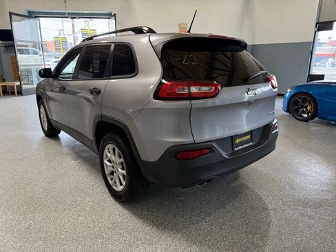 Used 2017 Jeep Cherokee Sport image 5