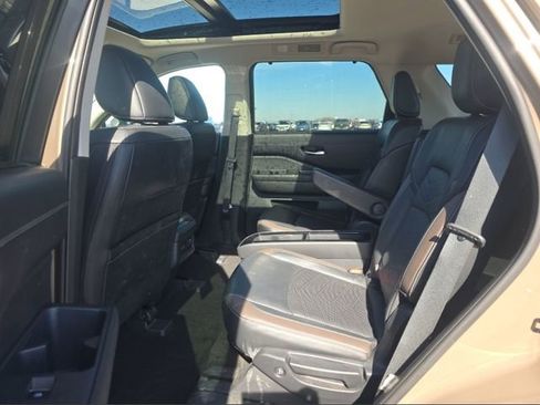 Used 2023 Nissan Pathfinder Platinum w/ Lighting Package (N92) image 7