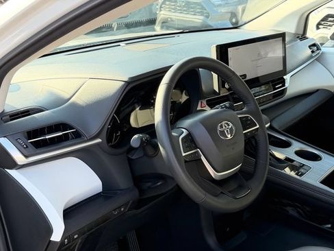 Used 2026 Toyota Sienna XLE FWD image 11