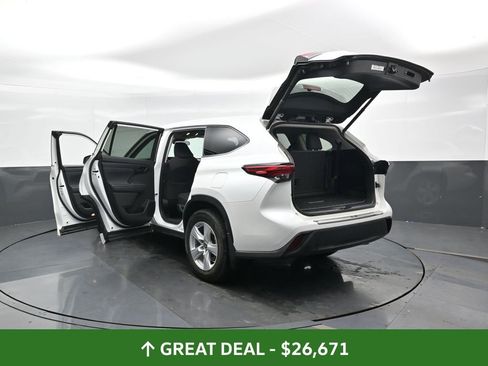 Used 2023 Toyota Highlander LE image 57