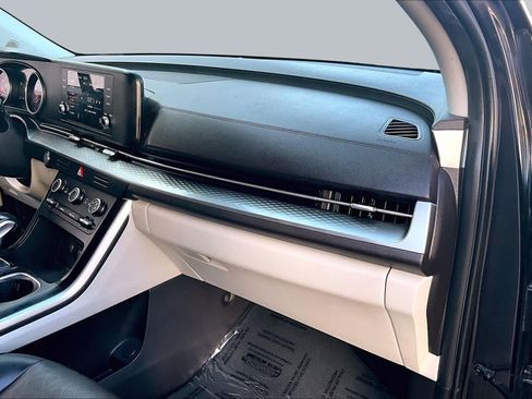 Used 2022 Kia Carnival LX FWD image 18