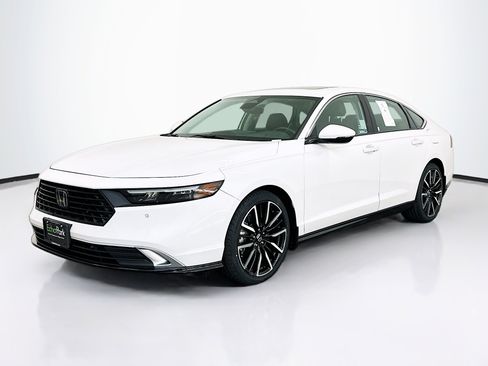 Used 2023 Honda Accord Touring image 3