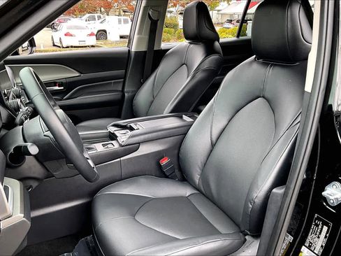 Used 2025 Toyota Grand Highlander AWD image 7