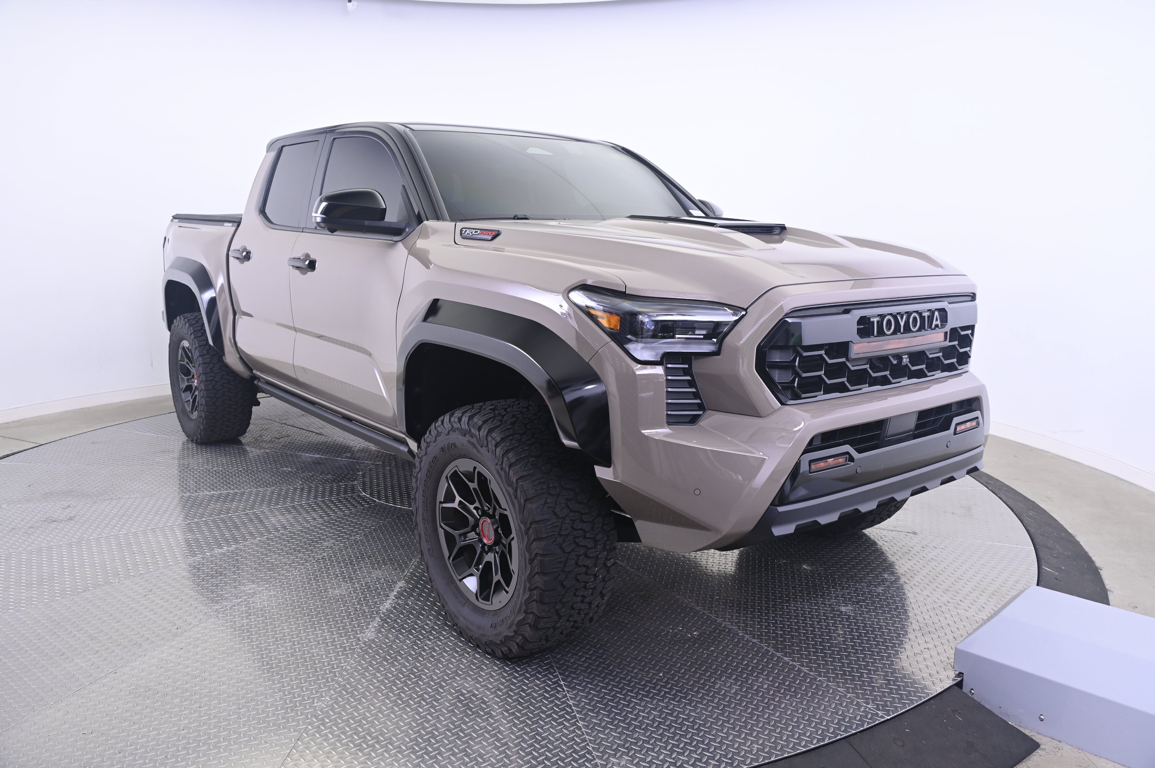 Used 2025 Toyota Tacoma TRD Pro AWD/4WD image 9