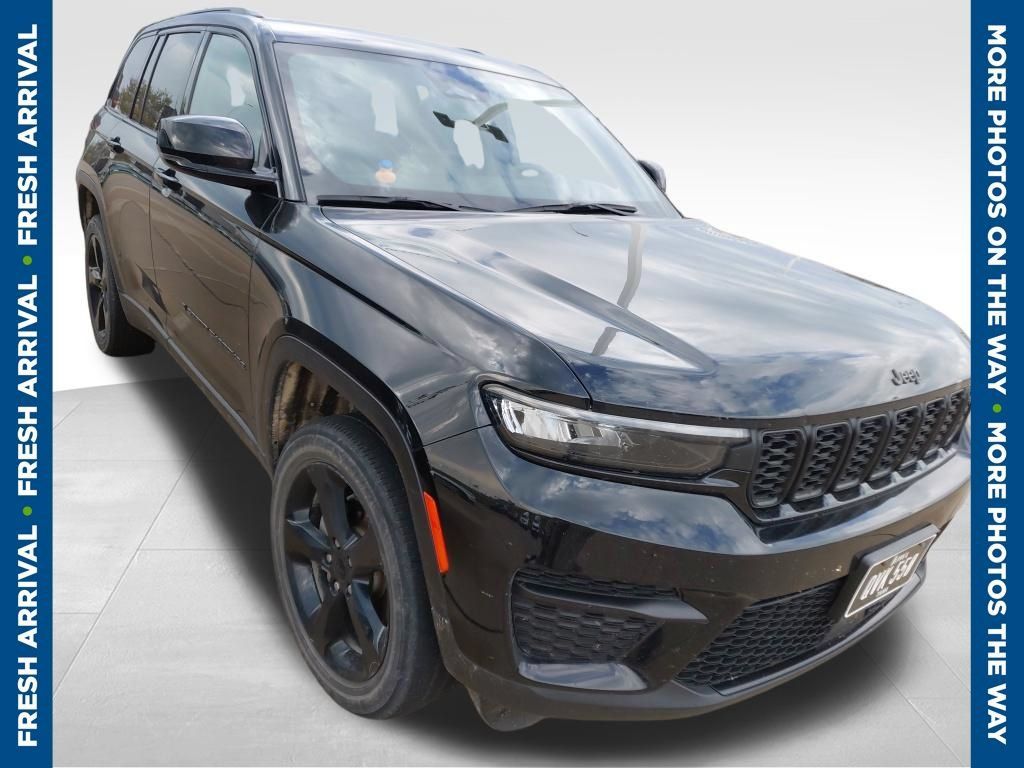 Used 2023 Jeep Grand Cherokee Altitude AWD/4WD image 1