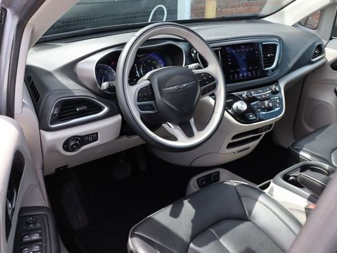 Used 2018 Chrysler Pacifica Limited FWD image 12