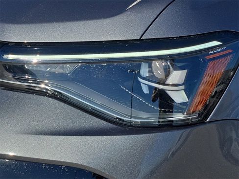 New 2026 Volkswagen Taos SE image 7