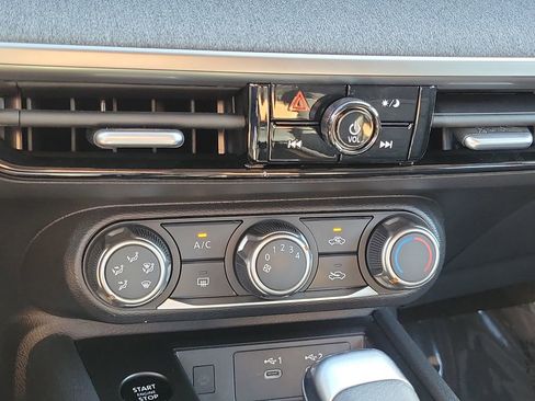 Used 2025 Nissan Kicks SV image 10