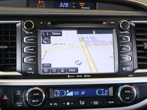 Used 2018 Toyota Highlander Limited Platinum AWD/4WD image 19