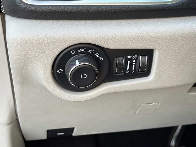Used 2023 Chrysler Pacifica Limited FWD image 29