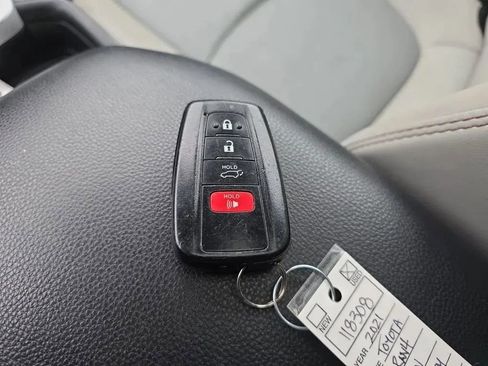 Used 2021 Toyota RAV4 XLE Premium image 38