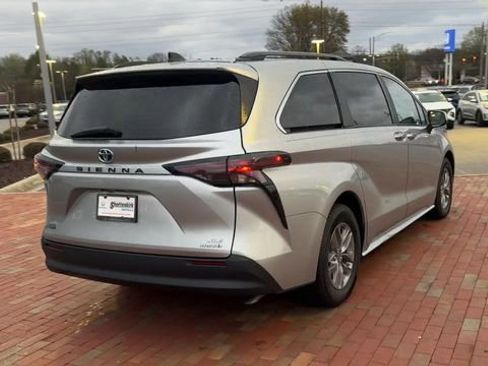Used 2024 Toyota Sienna XLE image 2