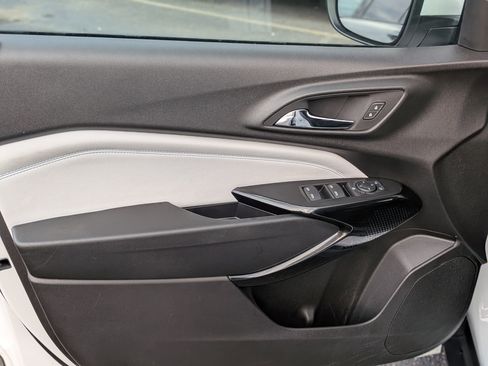 Used 2025 Chevrolet Trax LT w/ LT Convenience Package image 14