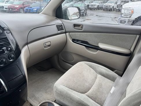 Used 2005 Toyota Sienna CE FWD image 30