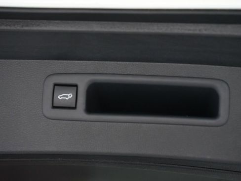 Used 2023 Toyota Highlander LE FWD image 35