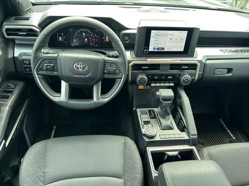 Certified 2025 Toyota Tacoma SR5 AWD/4WD image 17