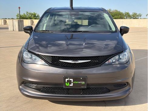 Used 2023 Chrysler Voyager LX FWD image 2