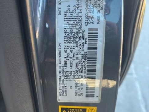 Used 2005 Lexus LX 470 4WD w/ Preferred Accessory Pkg image 8