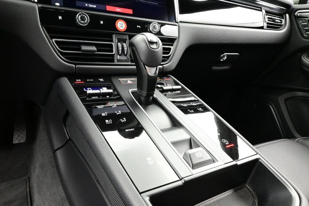 Certified 2025 Porsche Macan AWD/4WD image 11