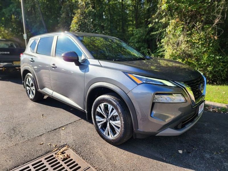Certified 2022 Nissan Rogue SV image 1