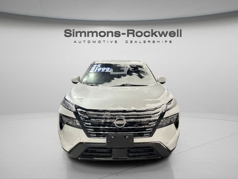 Used 2025 Nissan Rogue SV image 2