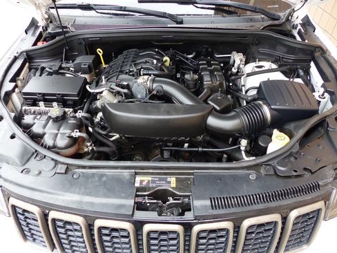 Used 2016 Jeep Grand Cherokee Laredo 75th Anniversary image 19