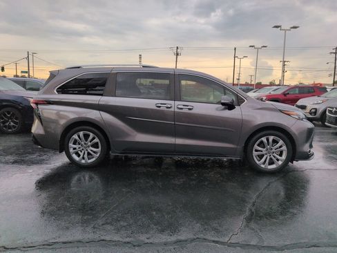 Certified 2022 Toyota Sienna Platinum FWD image 6