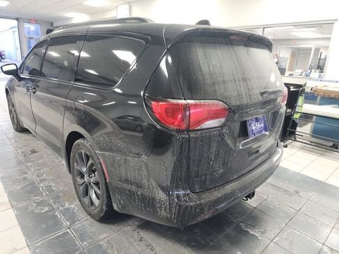 Used 2019 Chrysler Pacifica Limited image 3
