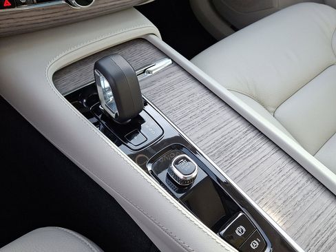 Certified 2024 Volvo XC90 B6 Plus image 16