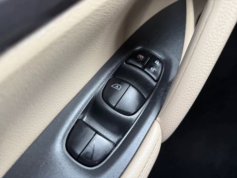 Used 2016 Nissan Rogue SV image 22