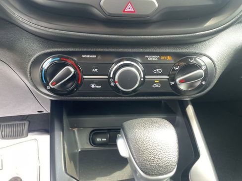 Used 2025 Kia Soul LX w/ LX Technology Package FWD image 24
