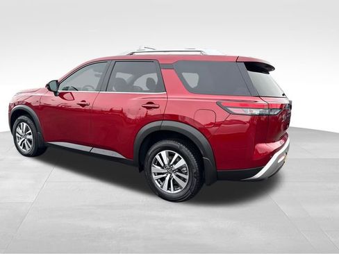 Used 2023 Nissan Pathfinder SL w/ Black Appearance Package image 5