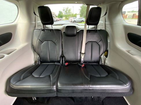 Used 2024 Chrysler Pacifica Touring-L FWD image 37