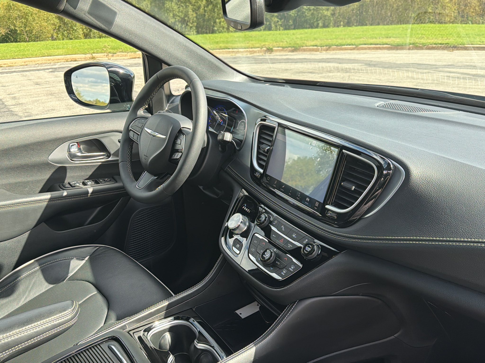 Used 2025 Chrysler Pacifica Limited AWD/4WD image 27
