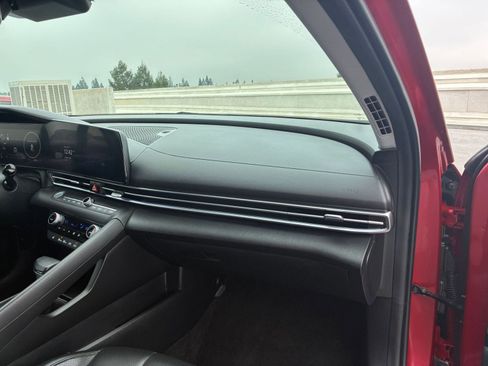 Used 2025 Hyundai Elantra Limited image 35