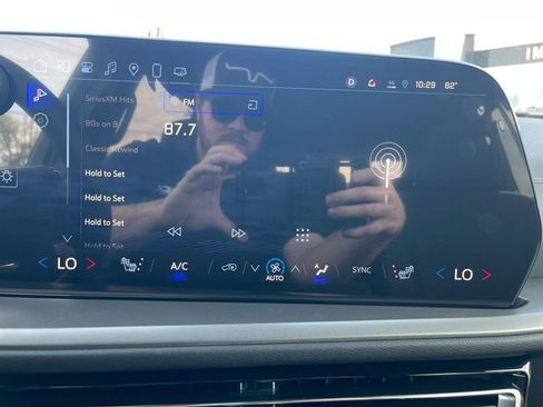 Used 2025 Chevrolet Traverse LT w/ Driver Confidence Package image 19