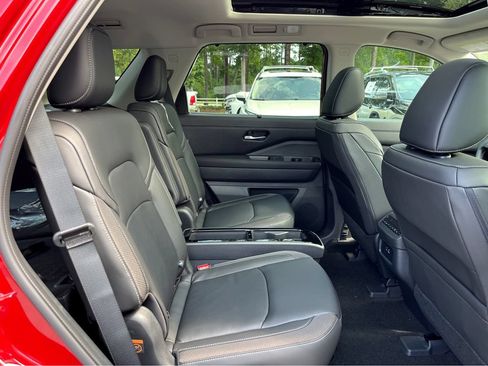 Used 2024 Nissan Pathfinder SL AWD/4WD image 9